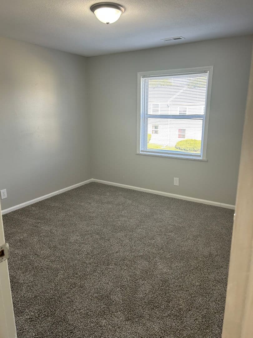 Champaign Apartment: 1862 Valley Rd