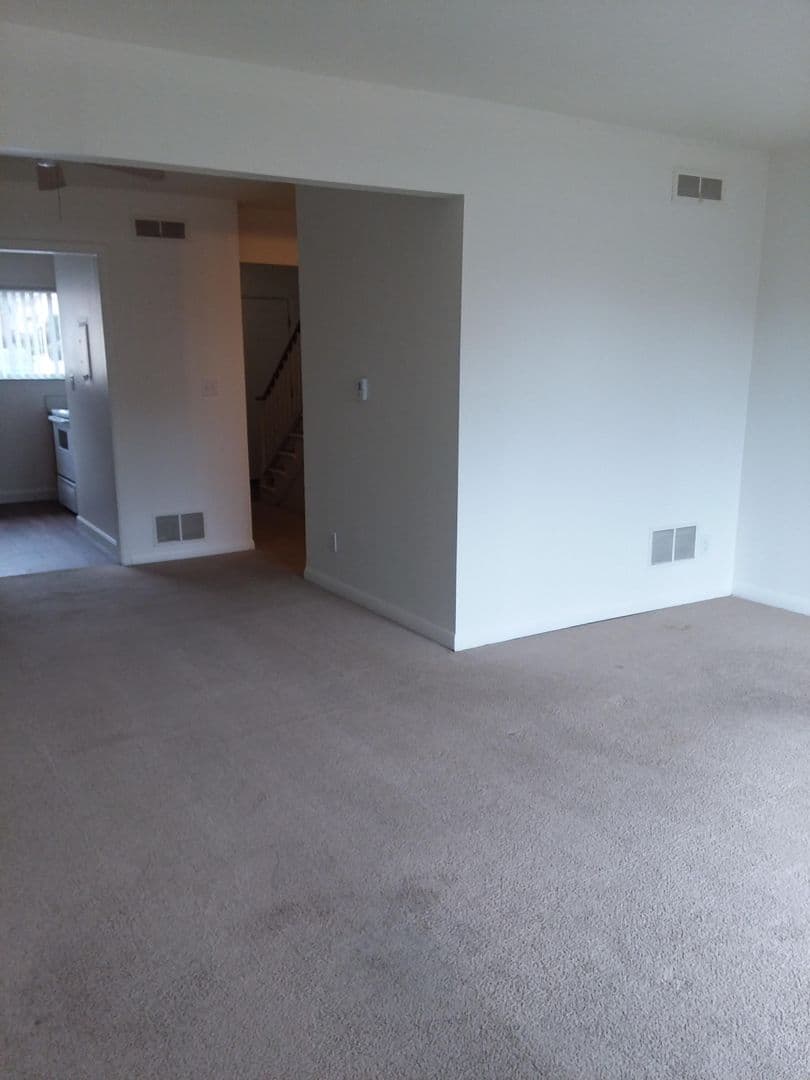 Champaign Apartment: 1862 Valley Rd
