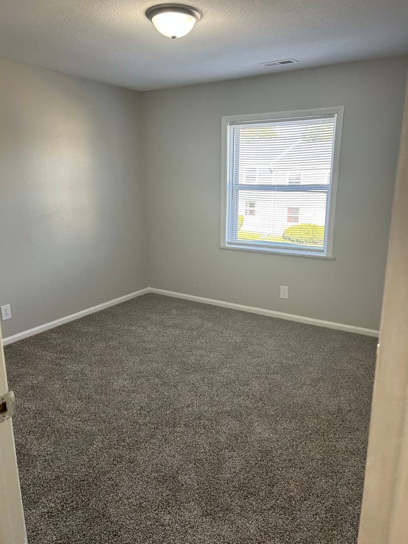 Champaign Apartment: 1862 Valley Rd