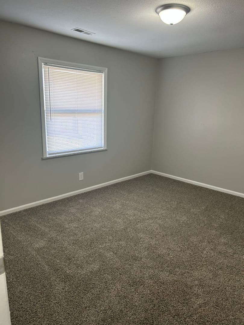 Champaign Apartment: 1862 Valley Rd