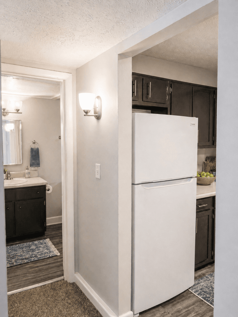 Lexington Apartment: 249 E Reynolds