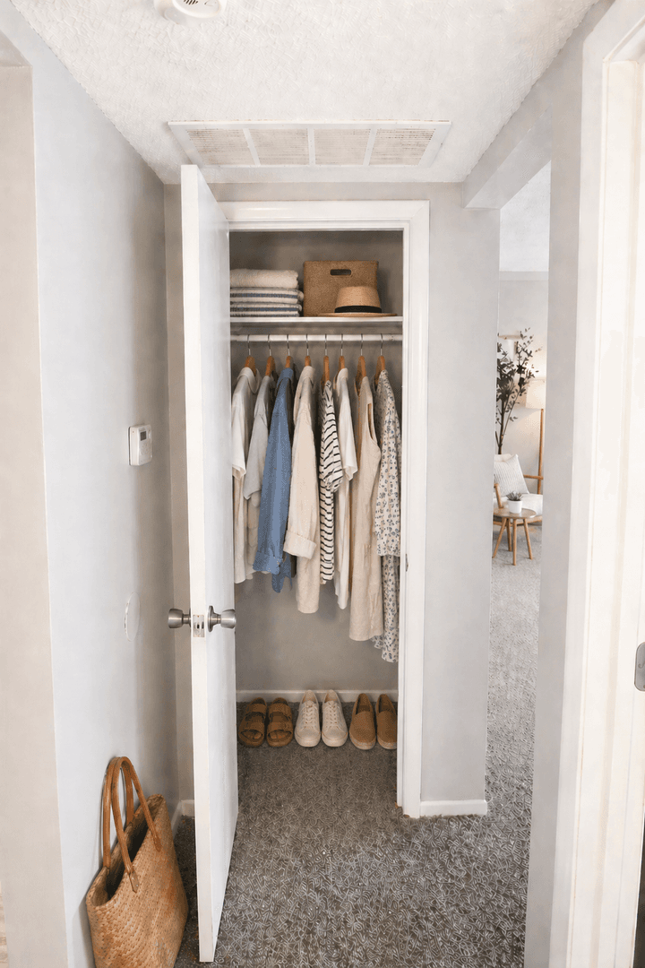 Lexington Apartment: 249 E Reynolds