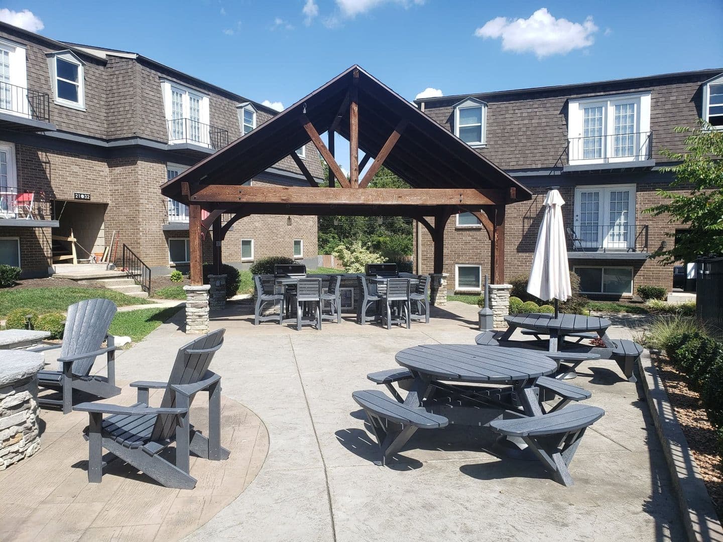 Lexington Apartment: 249 E Reynolds