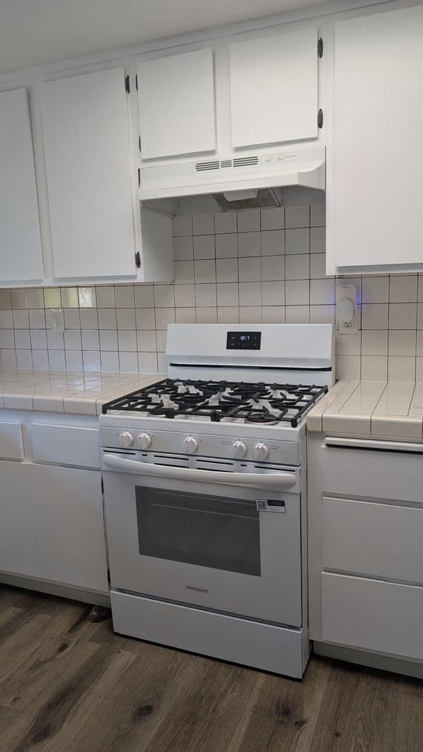Los Angeles Apartment: 5080 Glen Iris Ave.