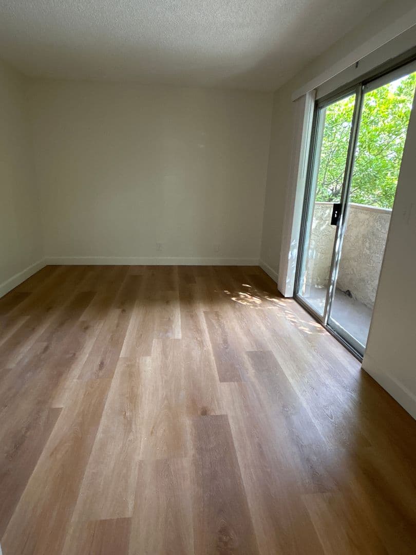 North Hollywood Apartment: 5269 Satsuma Ave.
