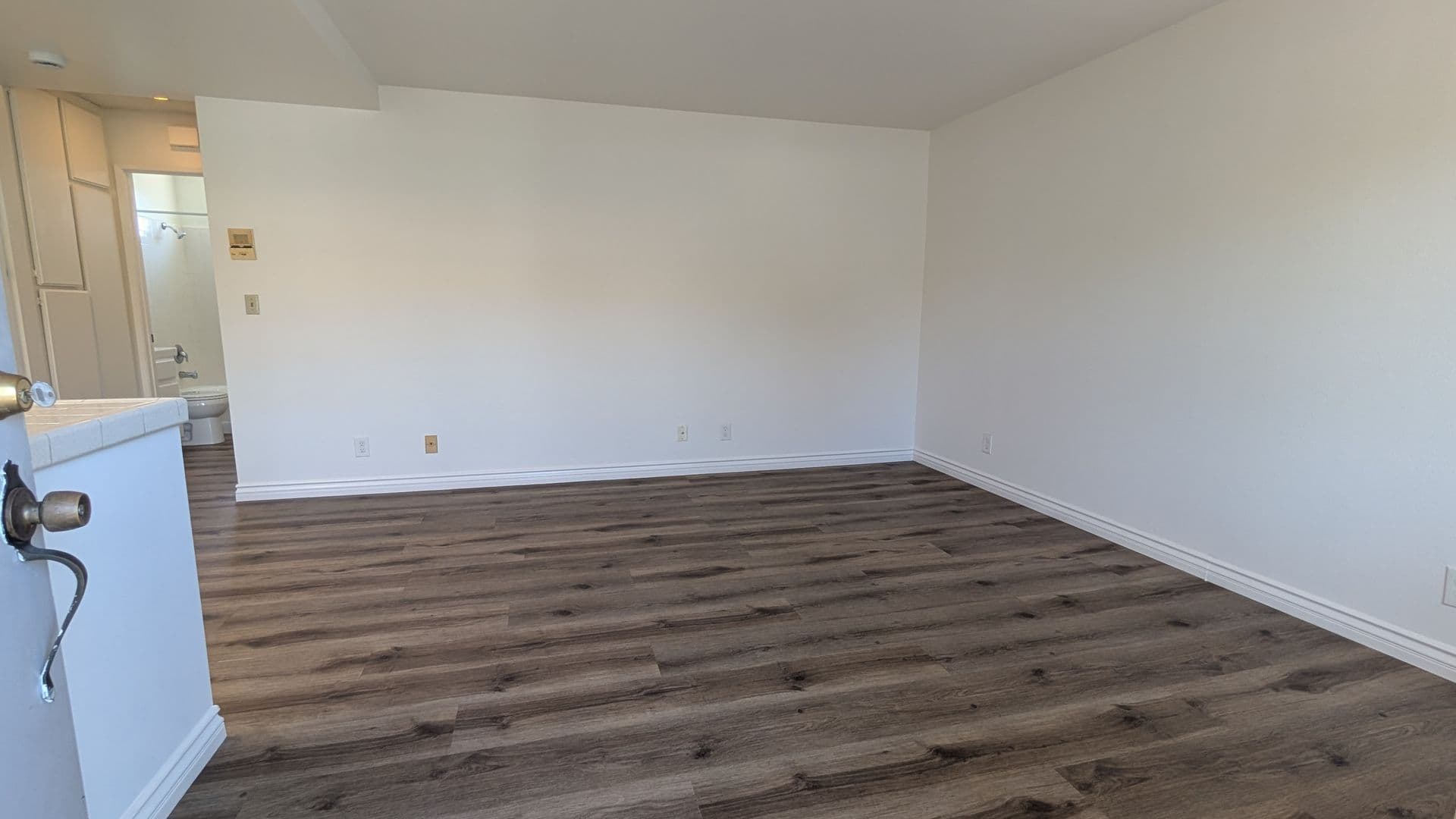 Los Angeles Apartment: 5080 Glen Iris Ave.