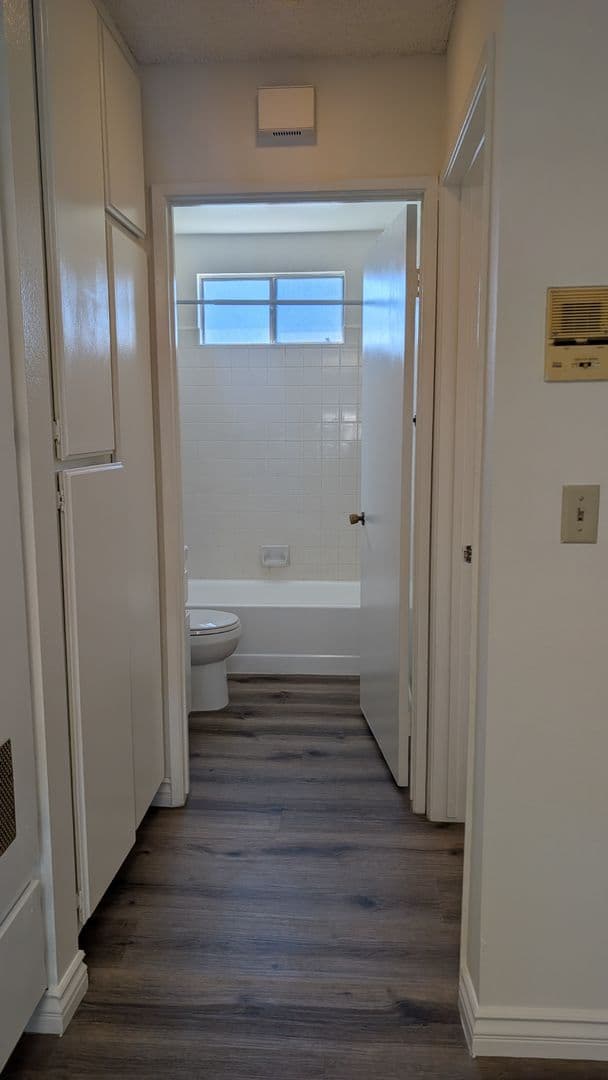 Los Angeles Apartment: 5080 Glen Iris Ave.