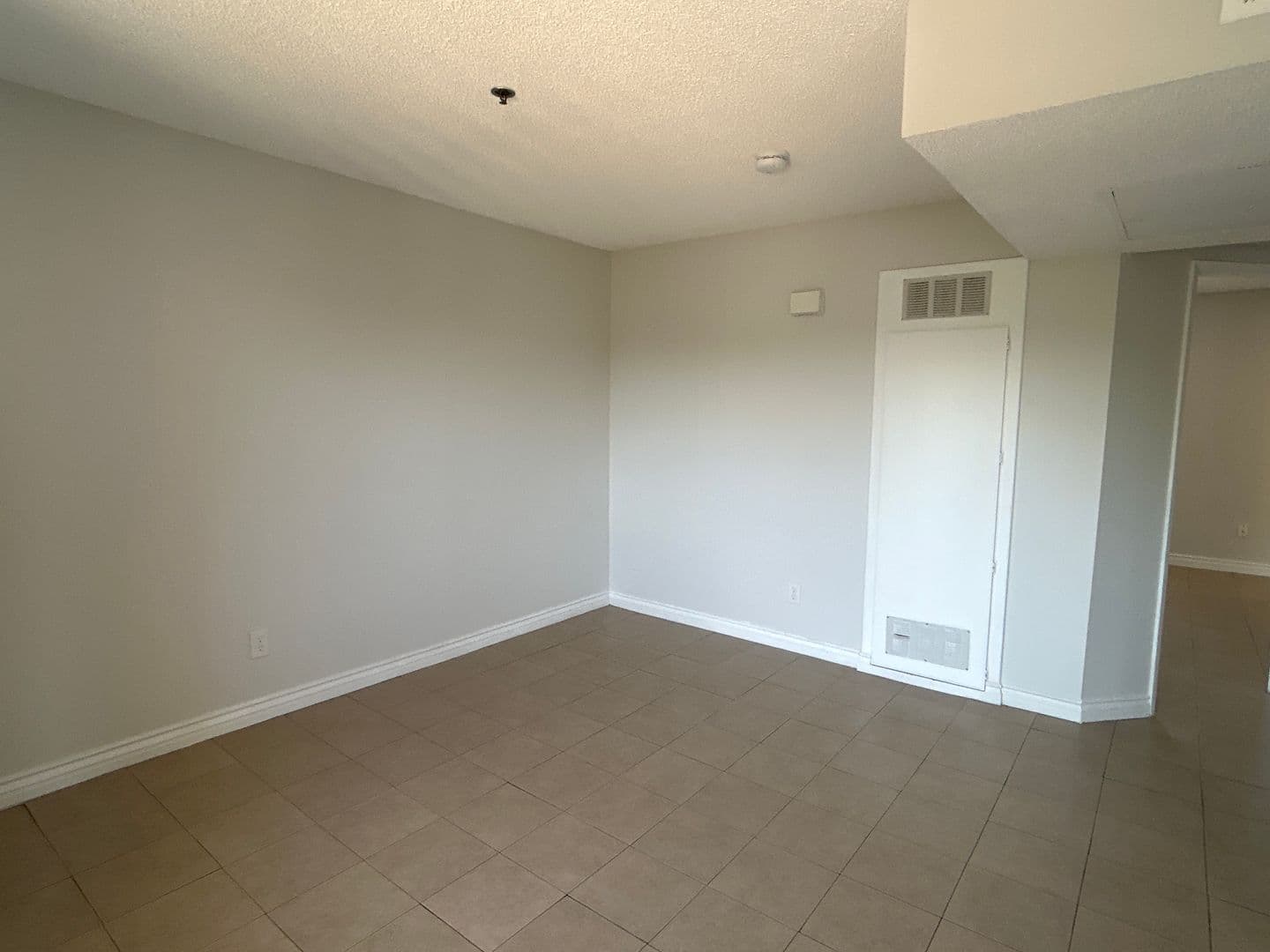 Los Angeles Apartment: 223 N. Avenue 55