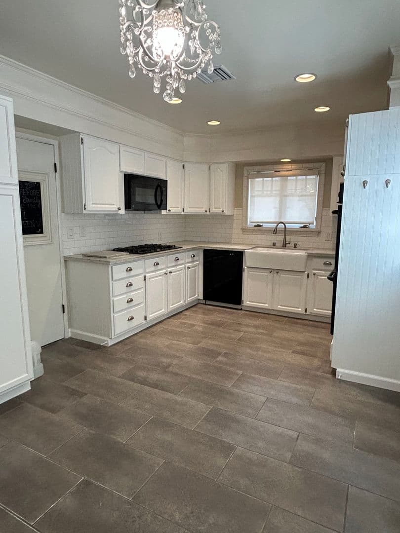 Arcadia House: 827 Hugo Reid Dr.