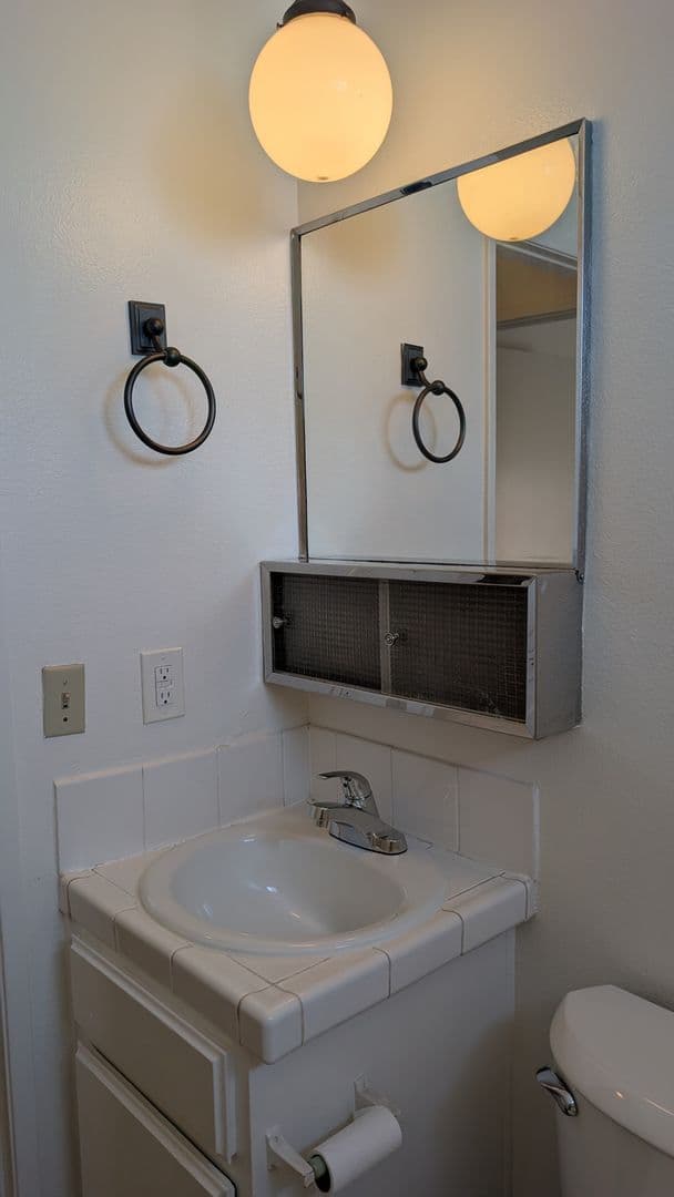 Los Angeles Apartment: 5080 Glen Iris Ave.