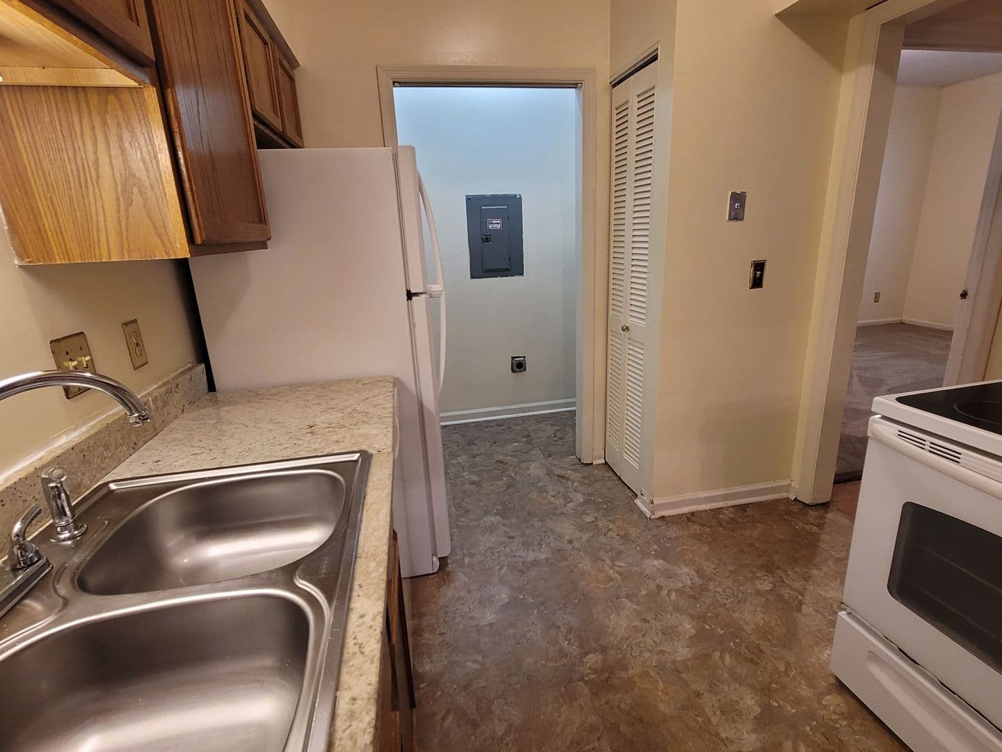 Columbia Condo: 100 Brighton Hill Circle 7A