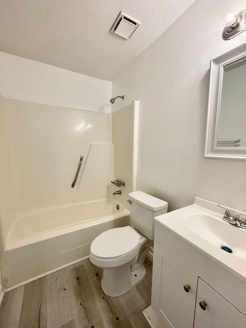 West Columbia Apartment: 119 Villa Court