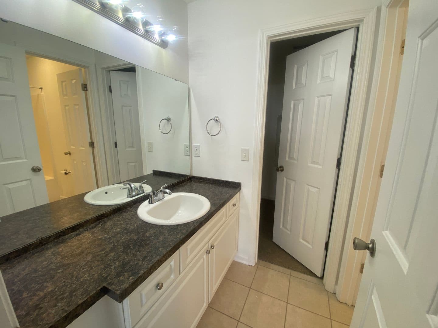 Columbia Apartment: 1852 Horseshoe Dr