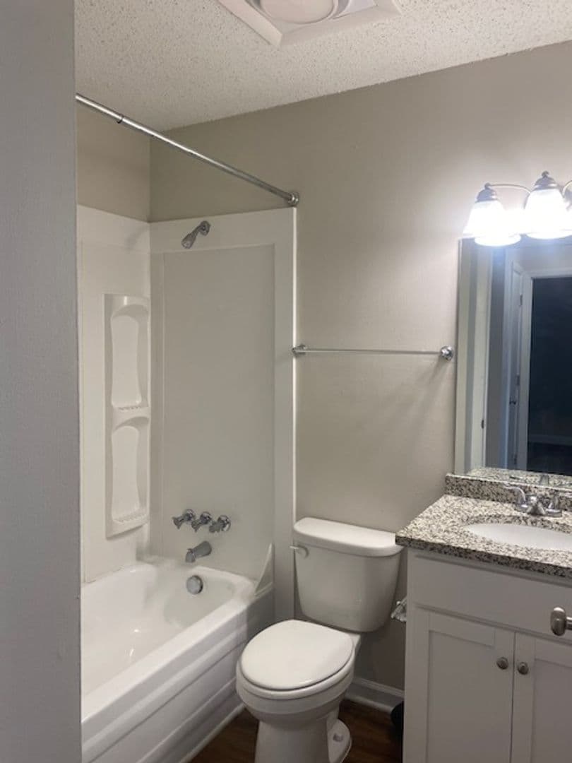 Lexington Apartment: 325 S Lake Dr