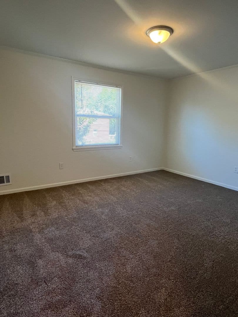 Lexington Apartment: Rogers Ct