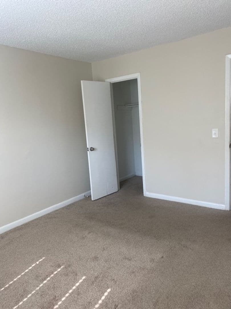Lexington Apartment: 325 S Lake Dr
