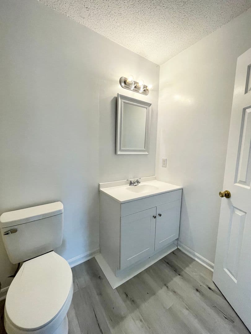 West Columbia Apartment: 119 Villa Court
