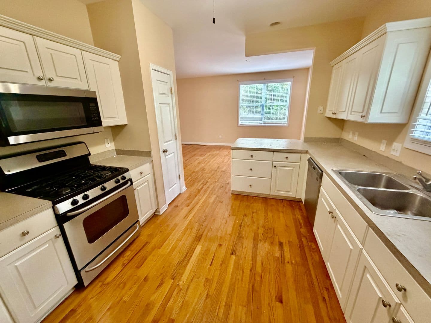 Columbia House: 27 Greenbrook Ct