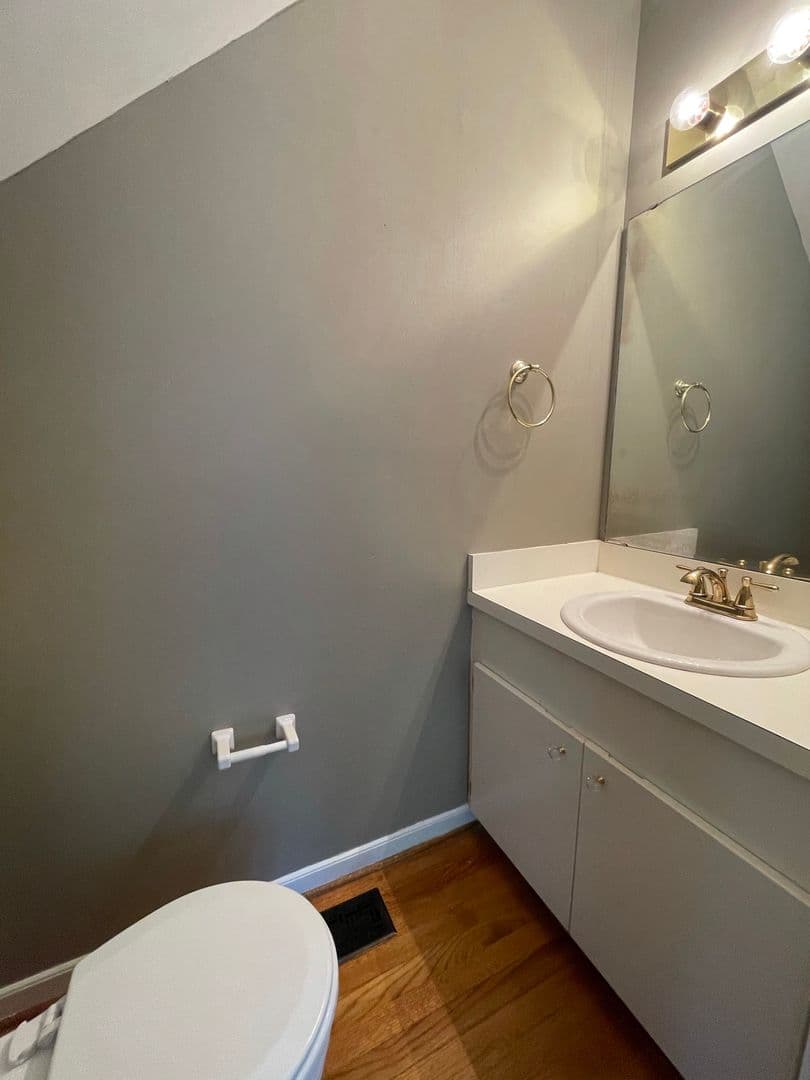 Columbia House: 920 Woodrow Street Apt. 5