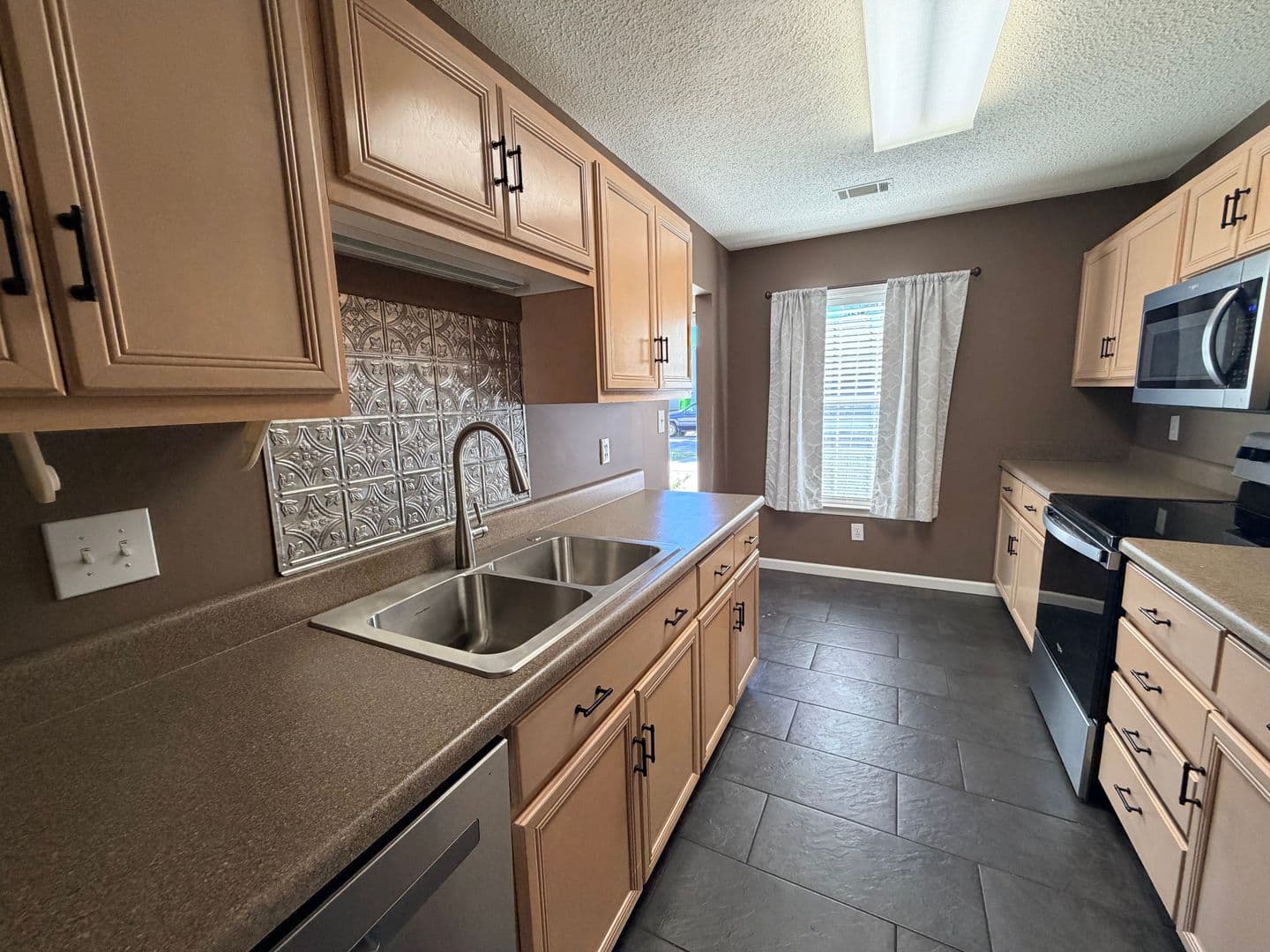 Columbia Townhome: 54 Coach Trail Ln
