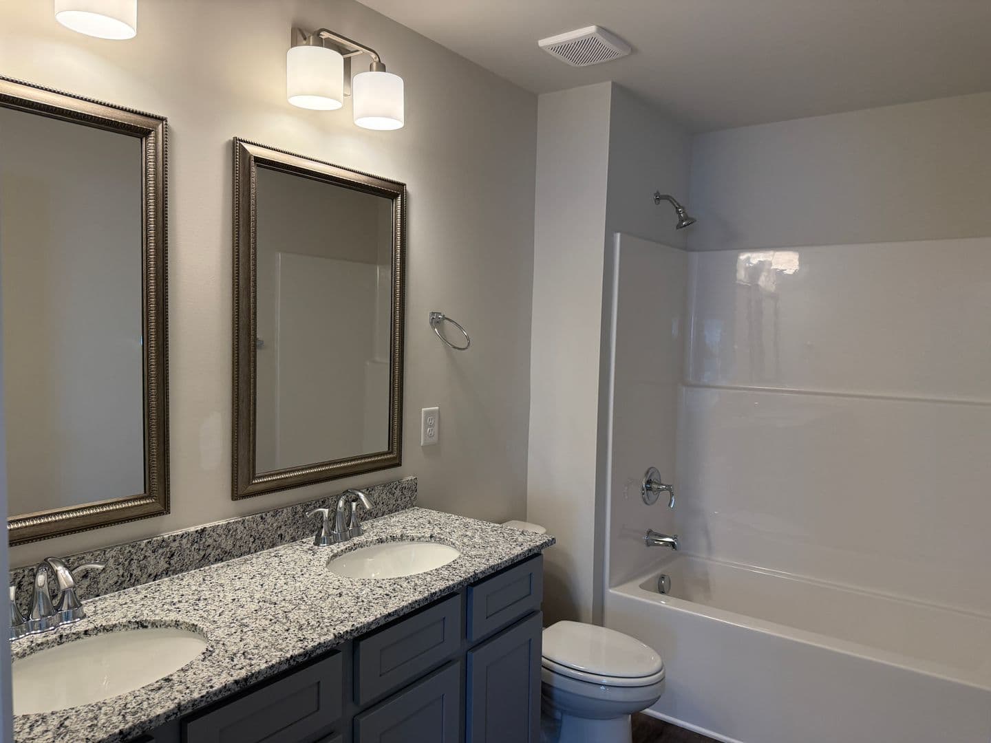 Lexington House: 317 S Lake Ct