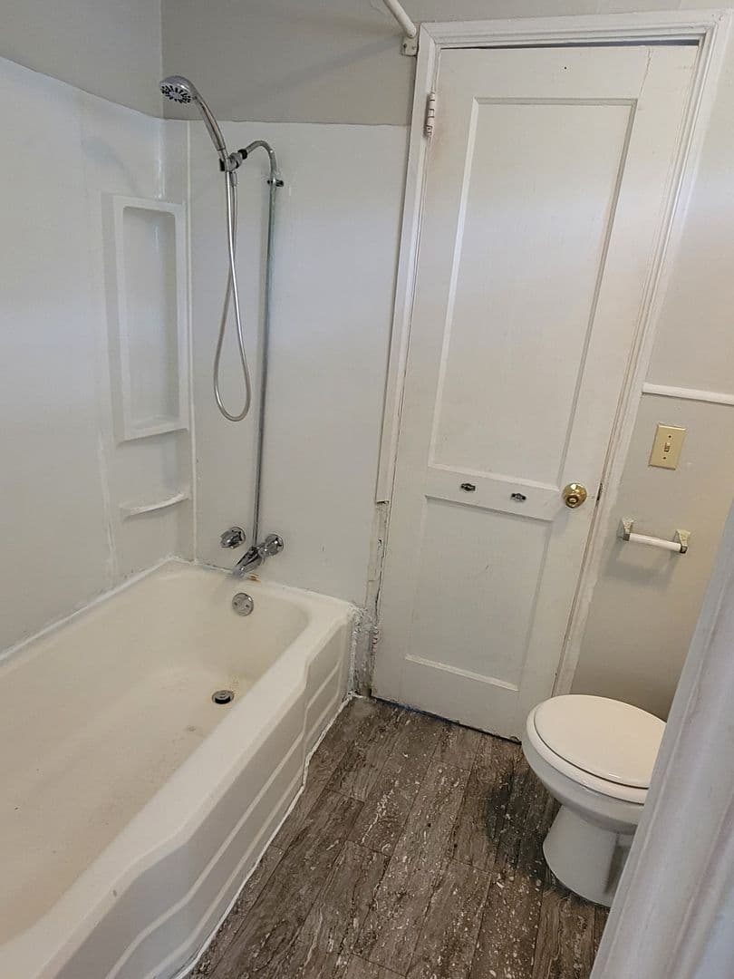 Columbia House: 2833 Wesley Dr