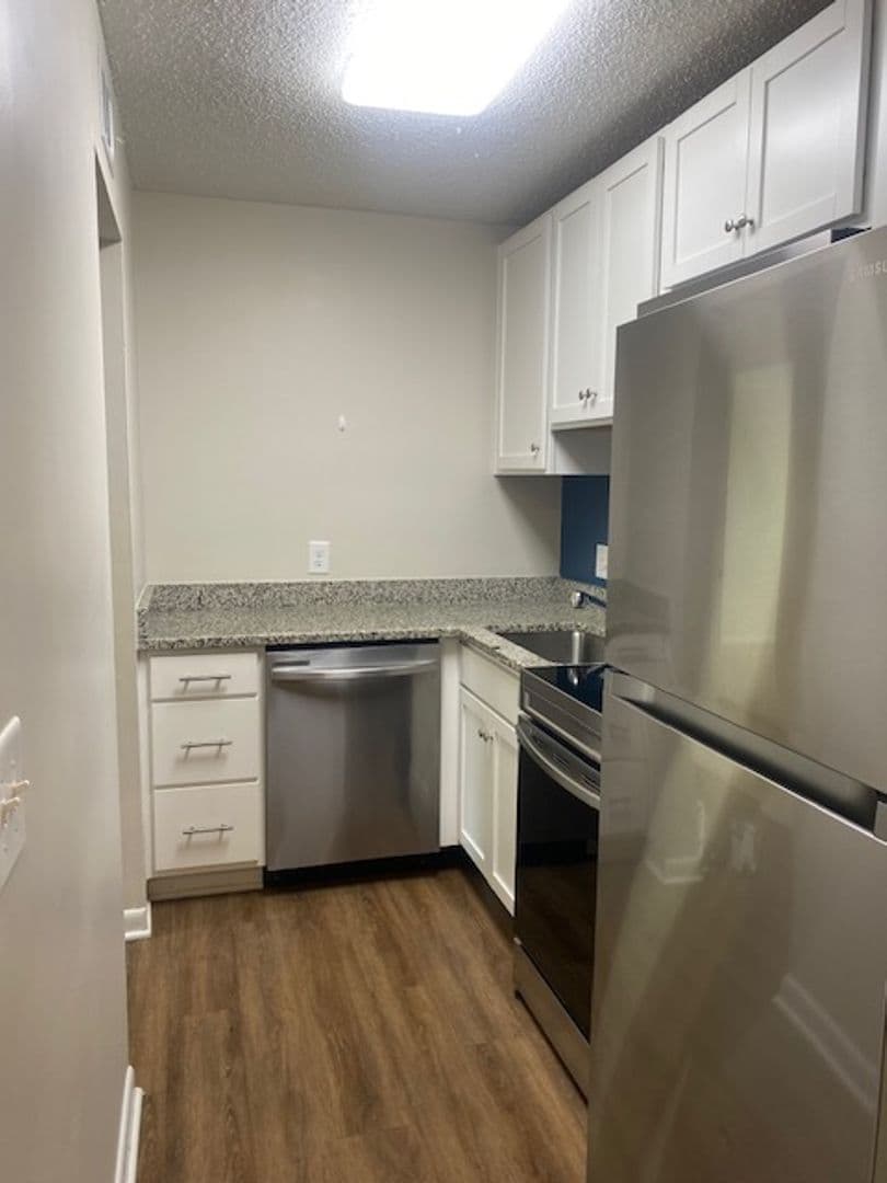 Lexington Apartment: 325 S Lake Dr
