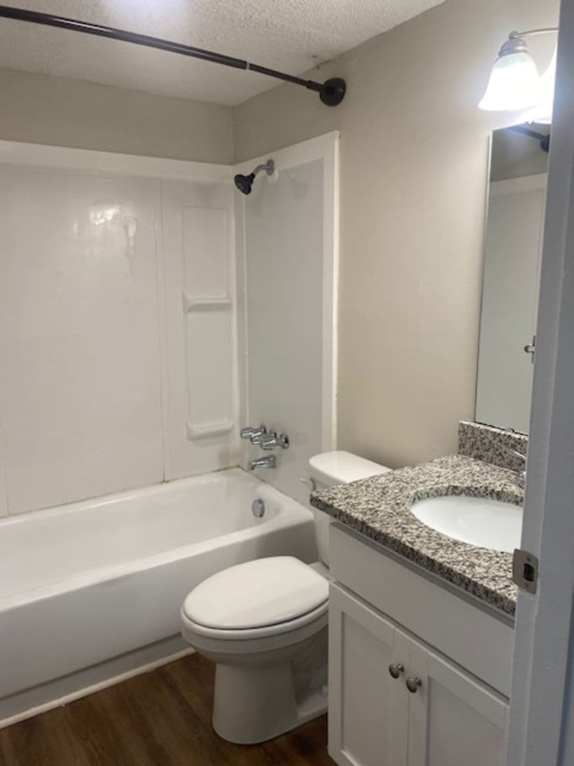 Lexington Apartment: 325 S Lake Dr