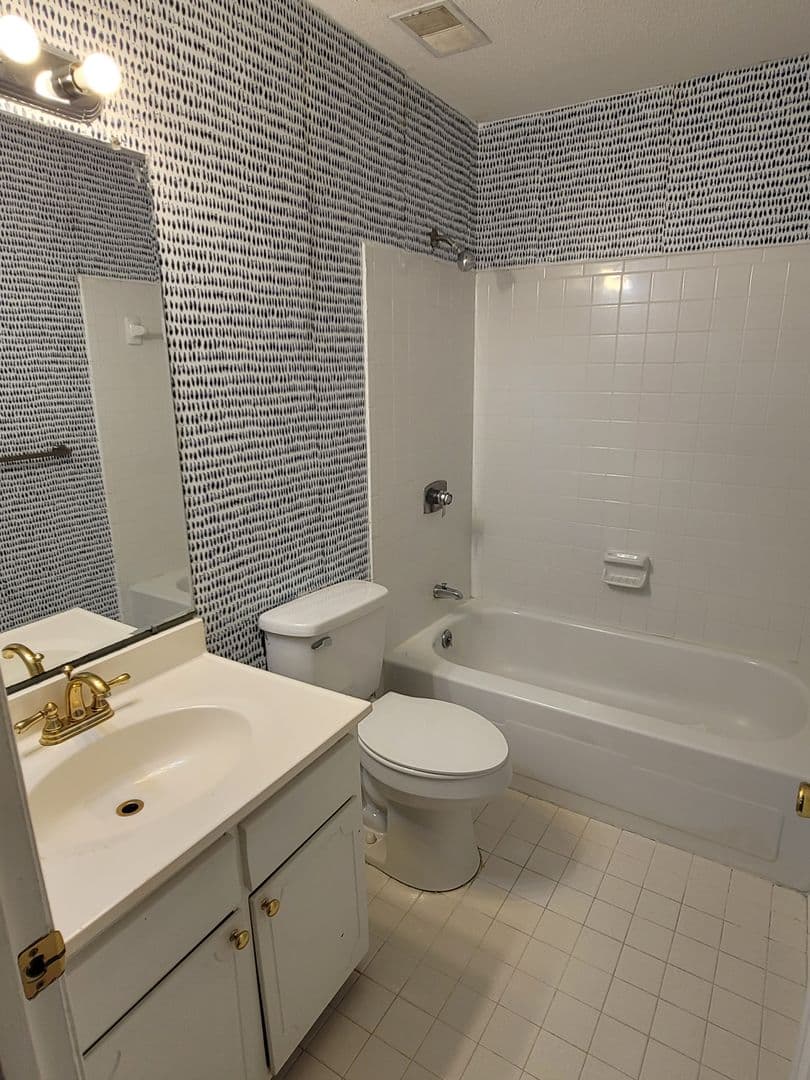Columbia Condo: 1704 Ashford Lane
