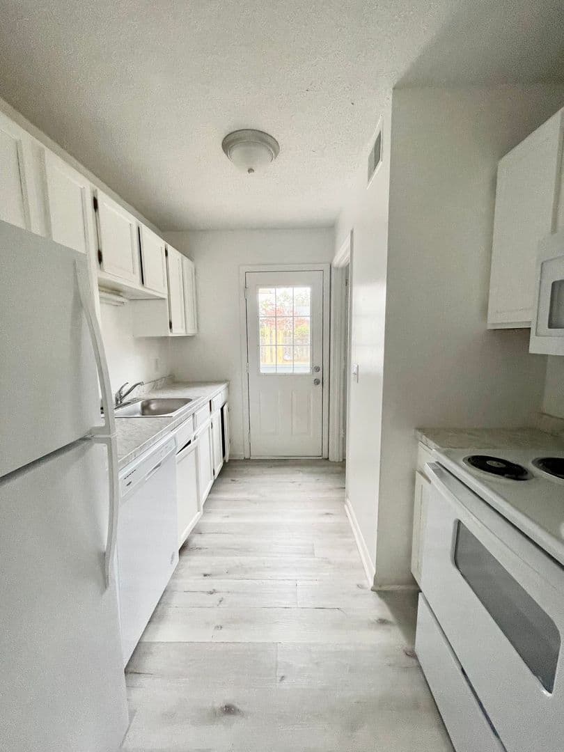 West Columbia Apartment: 119 Villa Court
