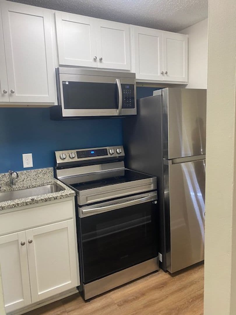 Lexington Apartment: 325 S Lake Dr