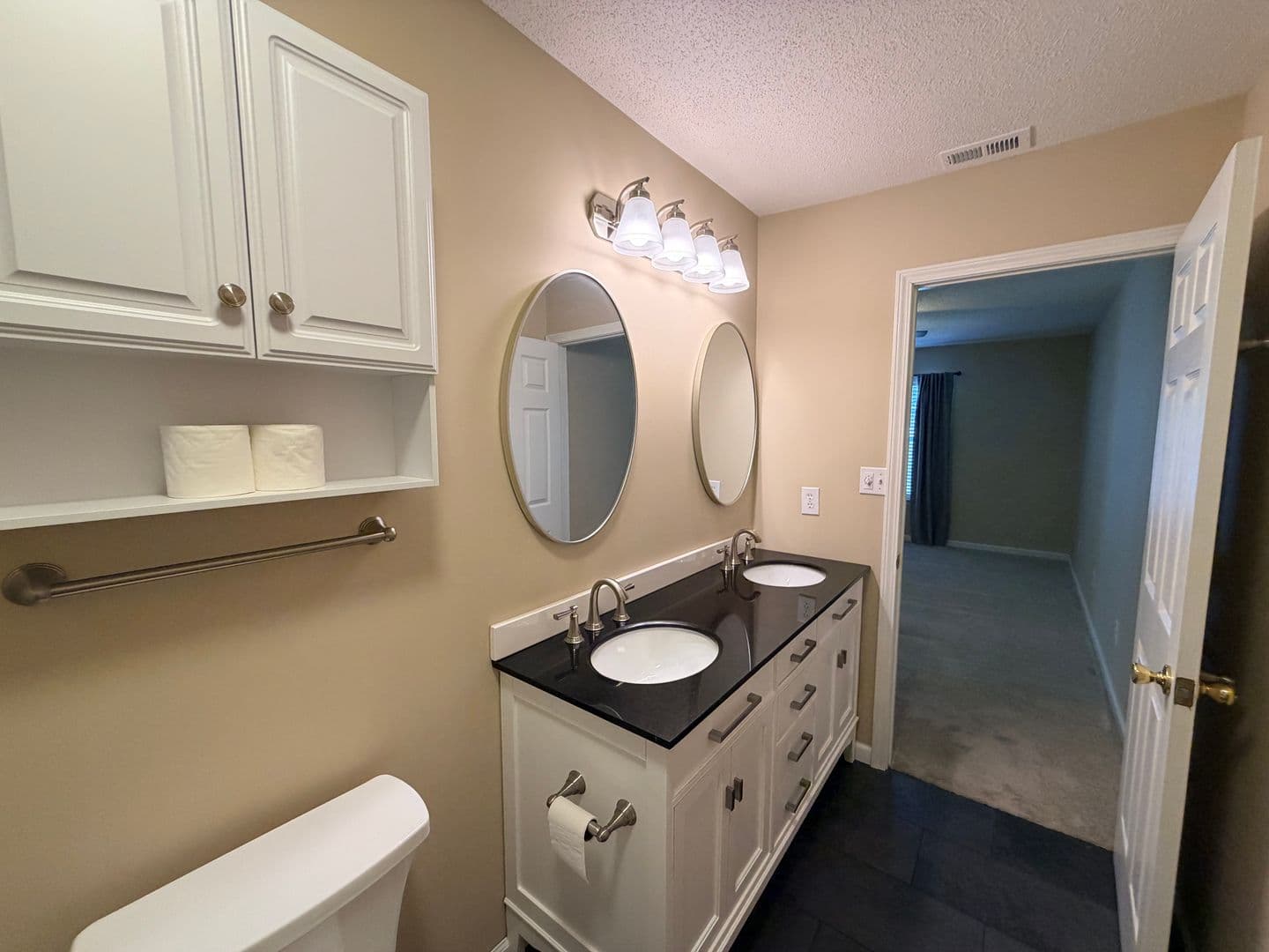 Columbia Townhome: 54 Coach Trail Ln