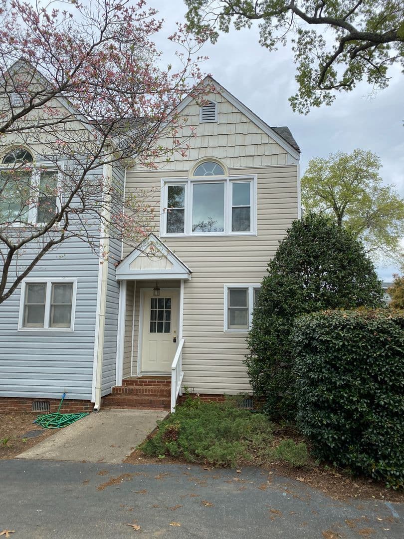 Columbia House: 920 Woodrow Street Apt. 5