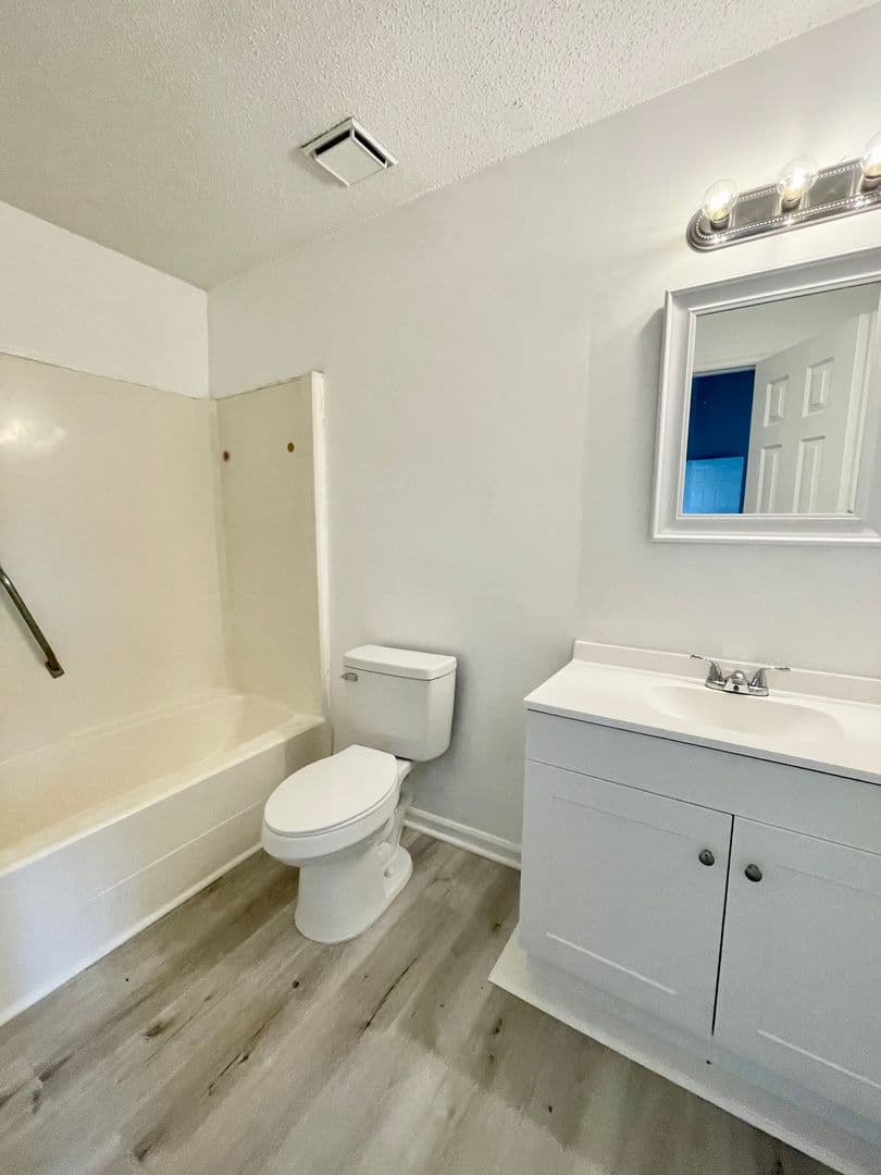 West Columbia Apartment: 119 Villa Court