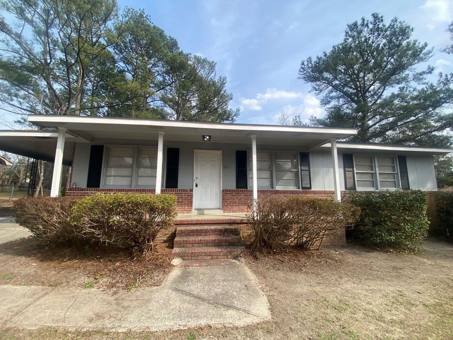 Columbia House: 221 Ramblewood Drive