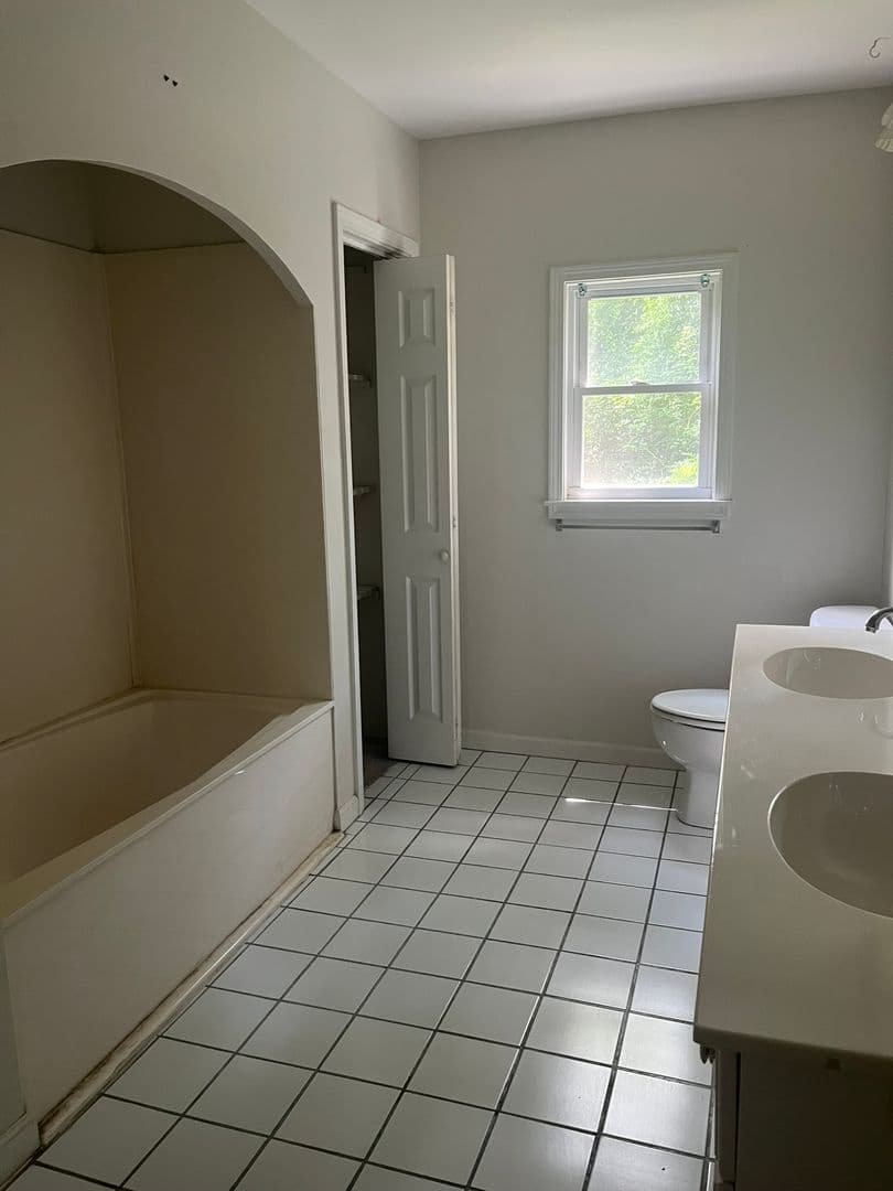 Lexington House: 123 Pond Drive