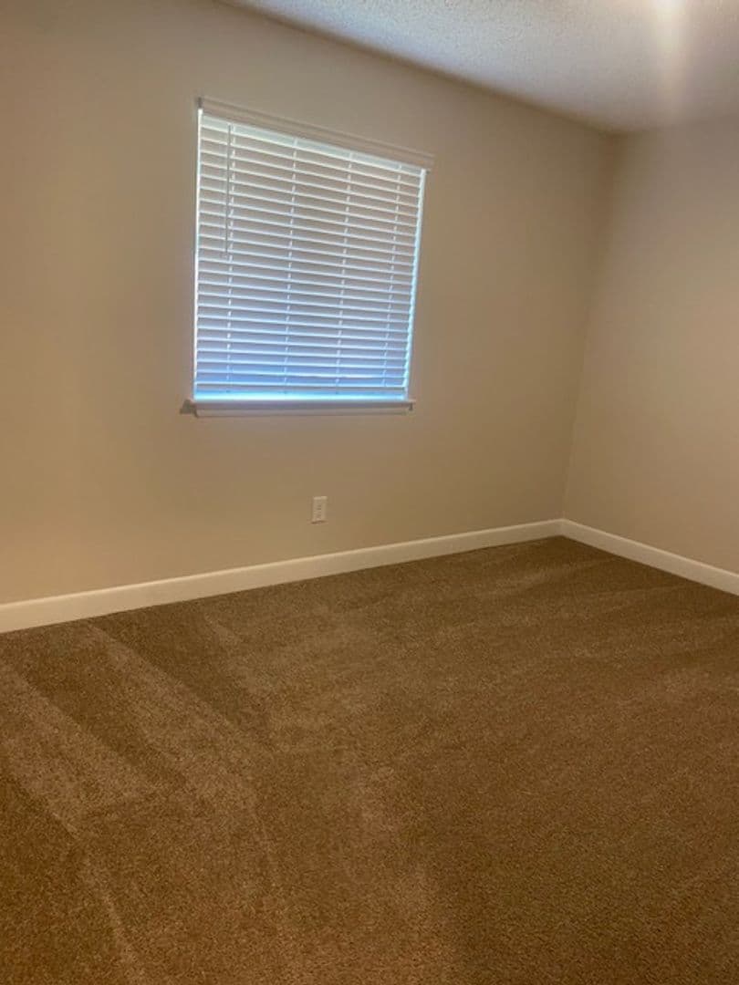 Lexington Apartment: 325 S Lake Dr
