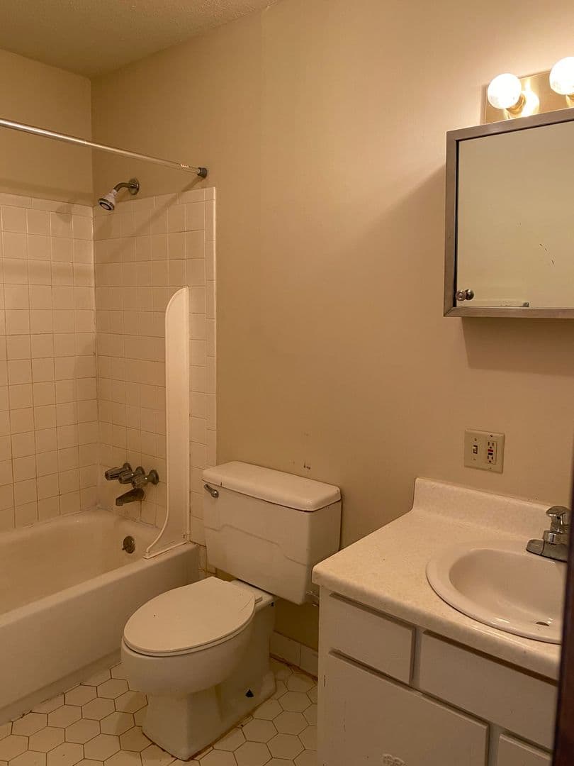 Columbia Apartment: Kilbourne Apartments units 9-12