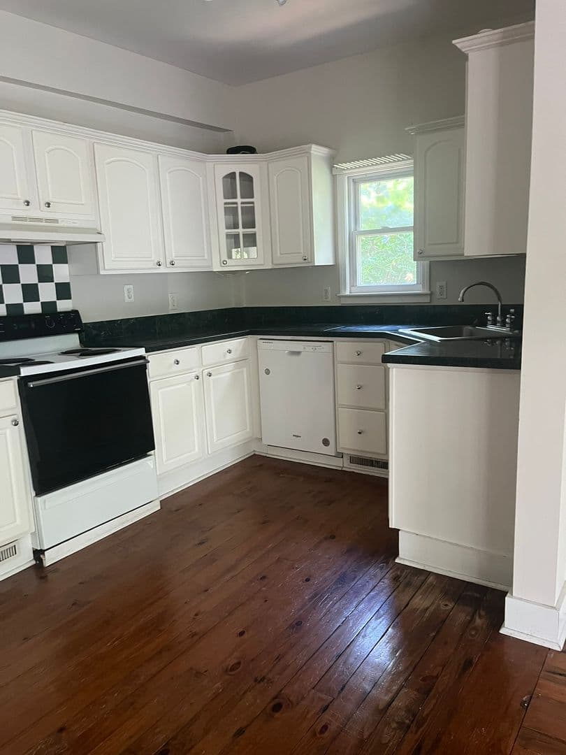 Lexington House: 123 Pond Drive