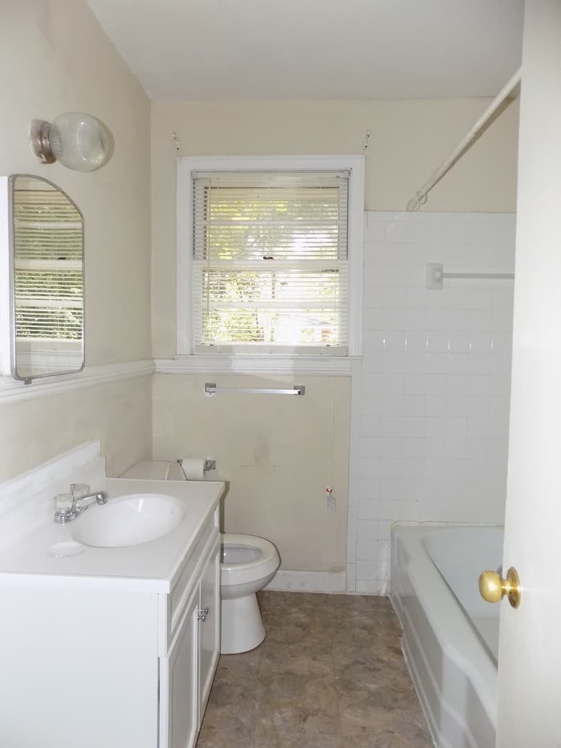 Columbia House: 507 Dogwood Street