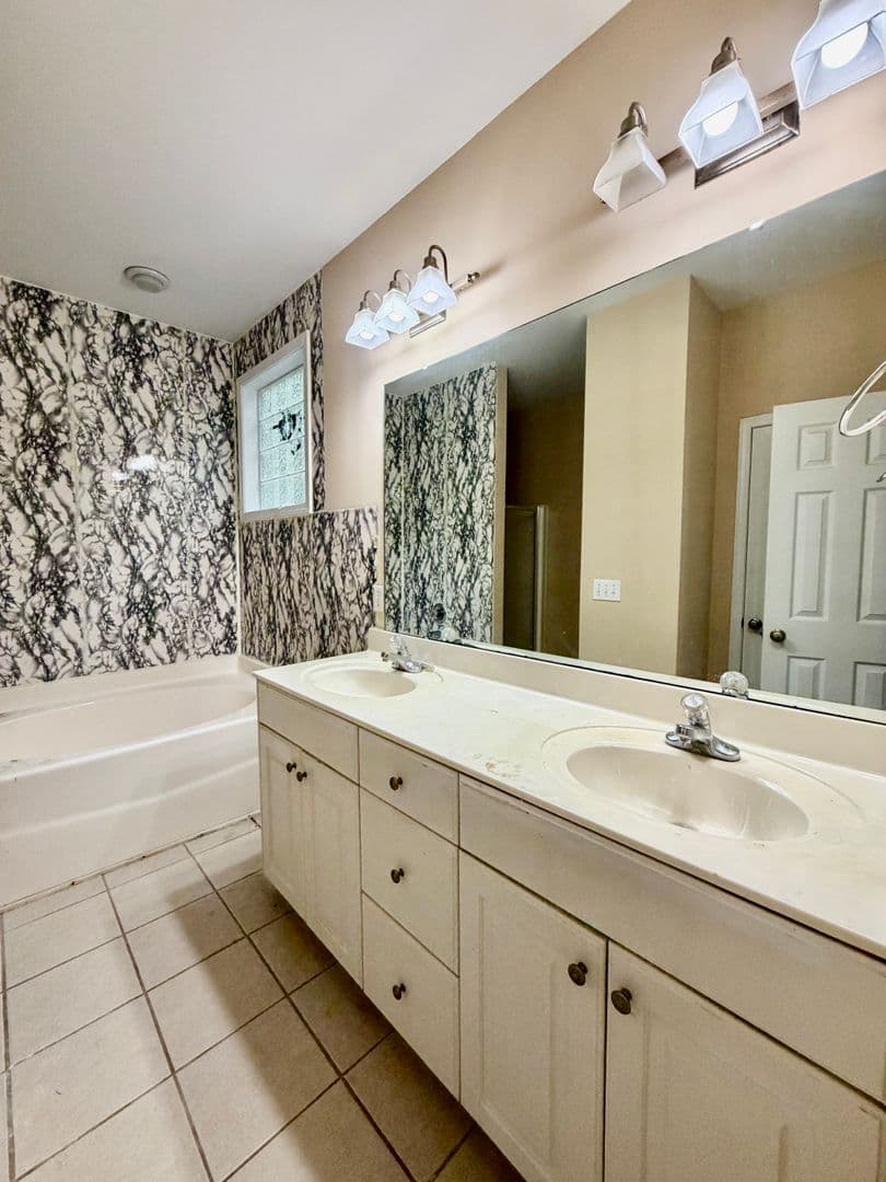 Columbia House: 27 Greenbrook Ct