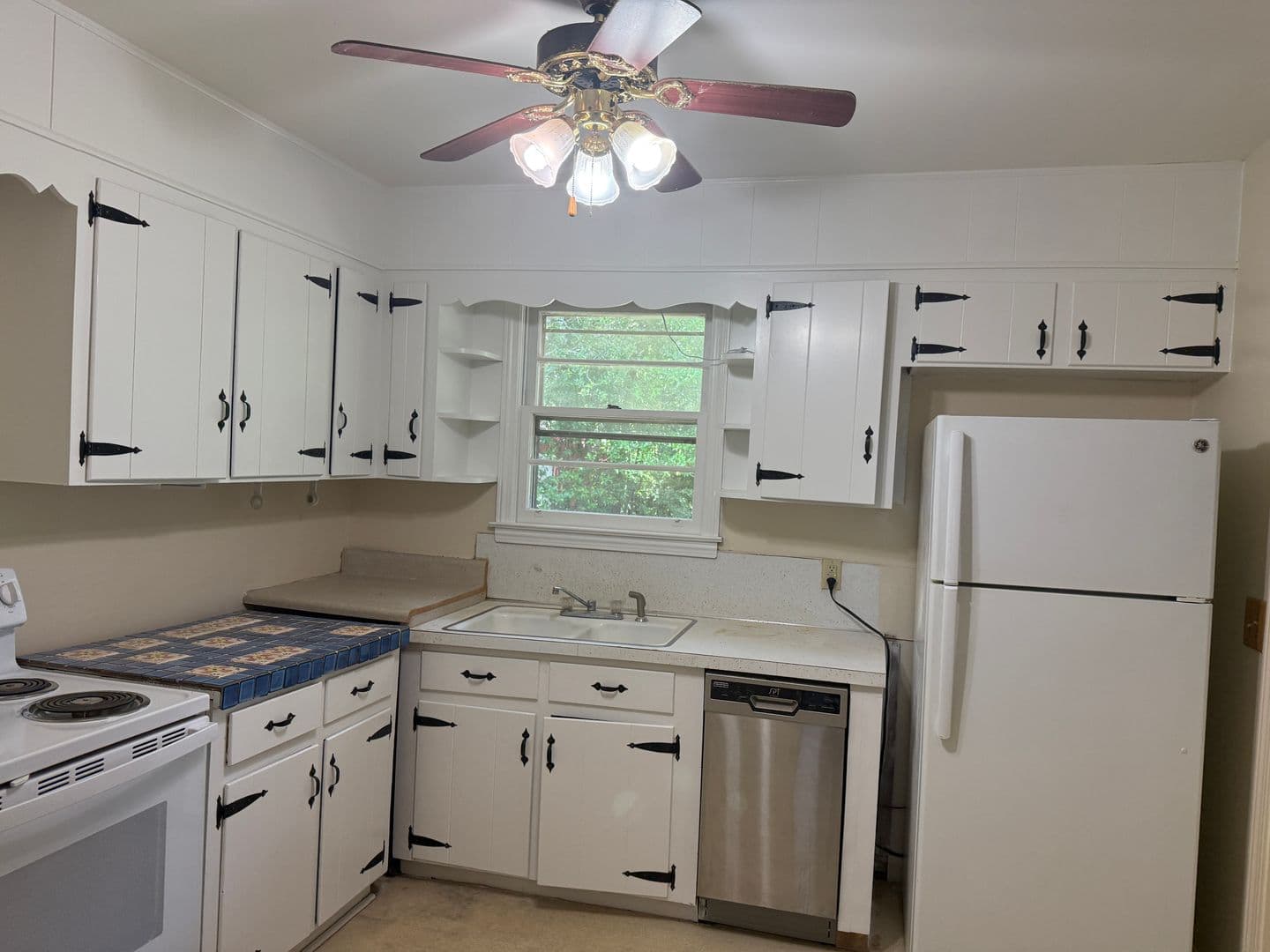 Columbia House: 507 Dogwood Street