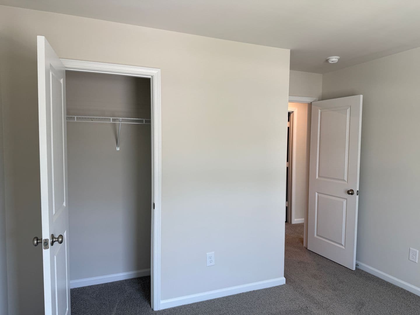 Lexington House: 317 S Lake Ct