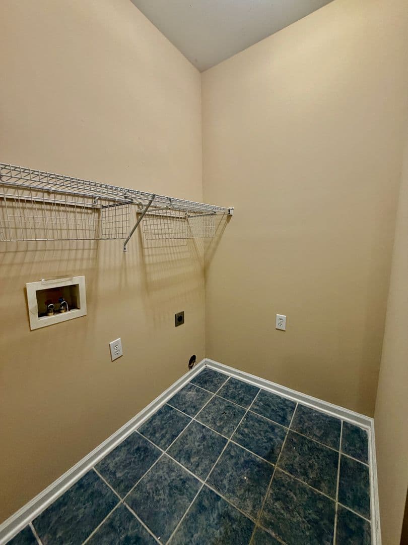 Columbia House: 27 Greenbrook Ct