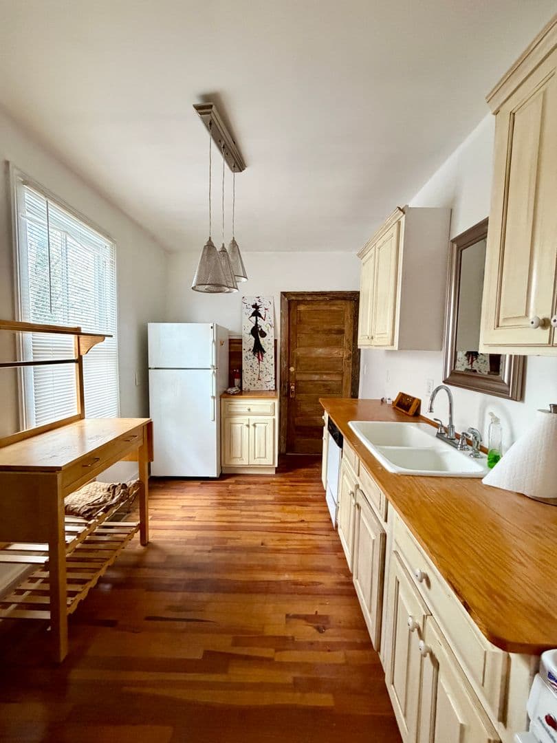 Columbia Apartment: 1706 Richland St