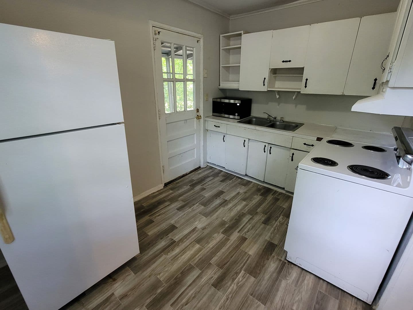 Columbia House: 2833 Wesley Dr