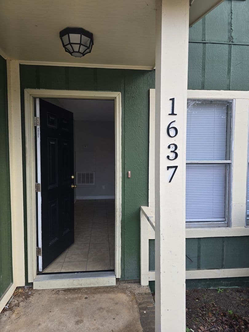 West Columbia Townhome: 1637 North Ave