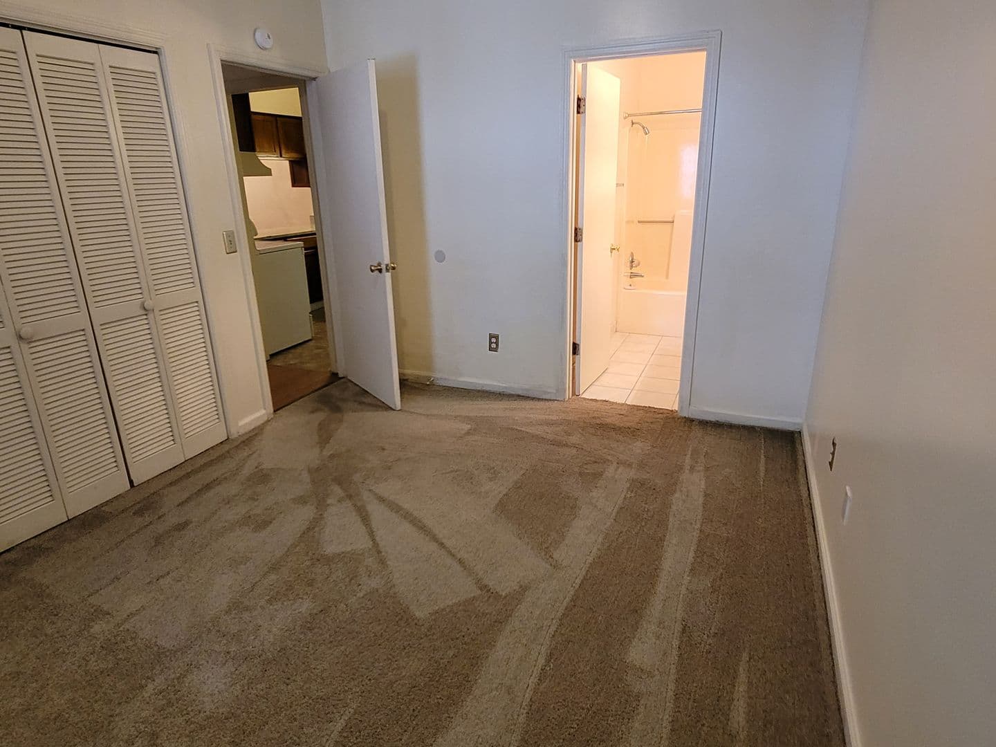 Columbia Condo: 100 Brighton Hill Circle 7A