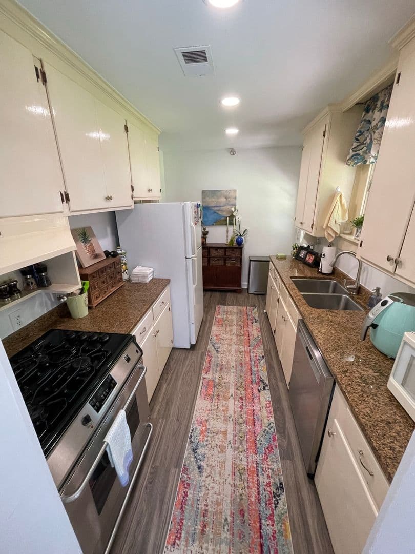 Columbia House: 2855 Stratford Rd