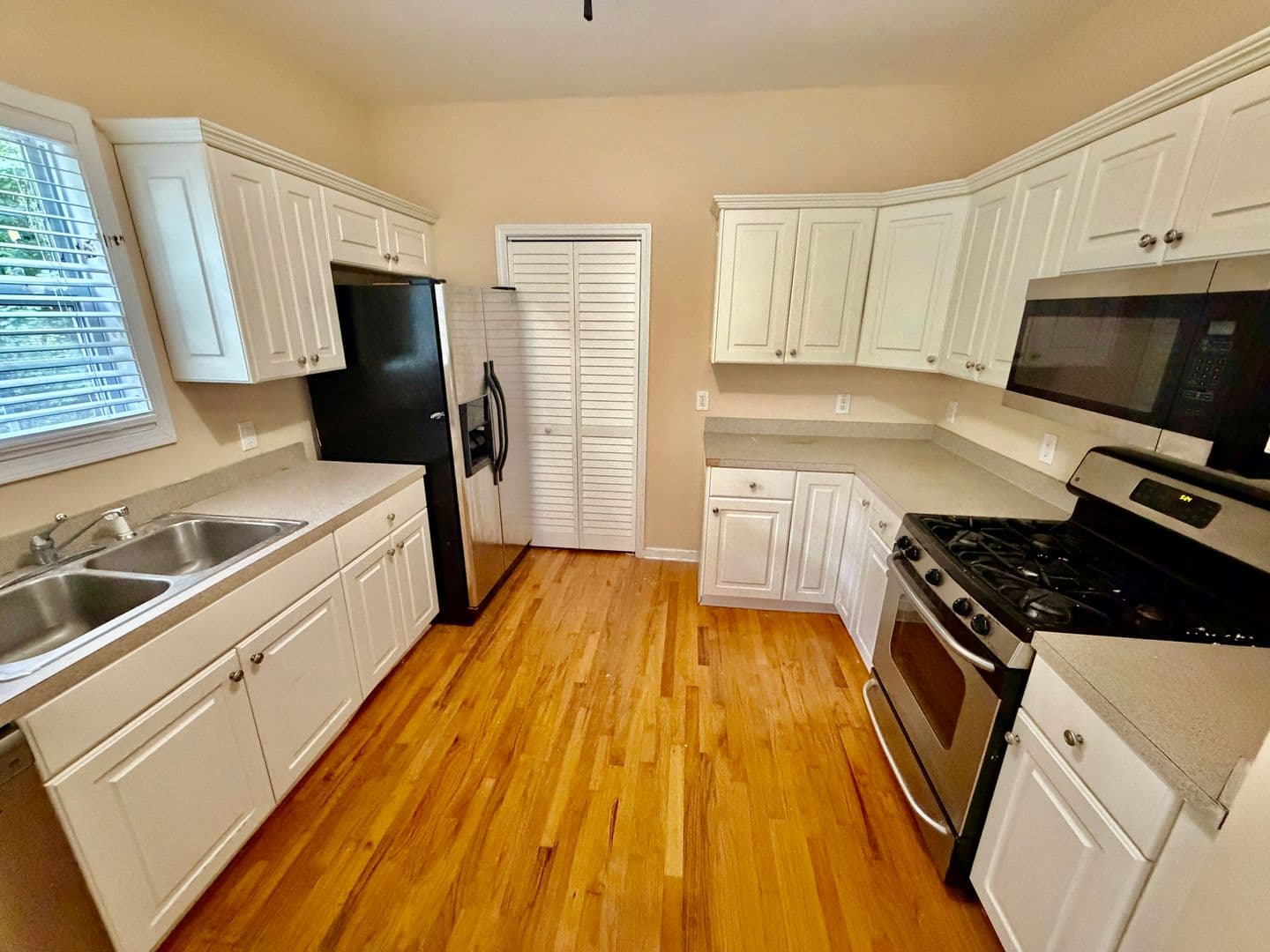 Columbia House: 27 Greenbrook Ct